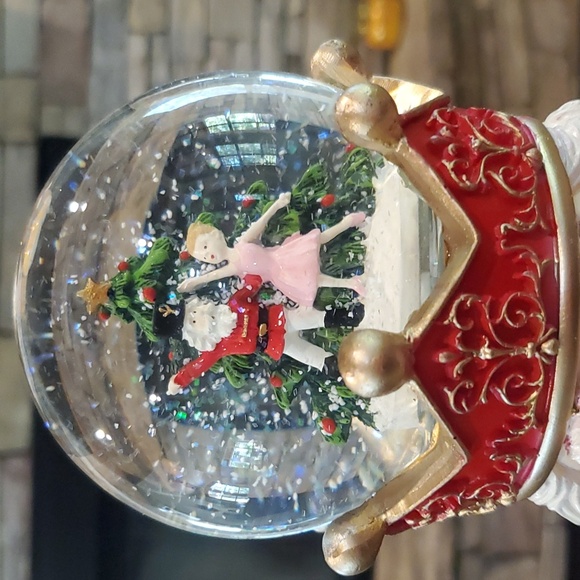 Gorgeous Musical Snowglobe Nutcracker-NWT - Picture 8 of 11